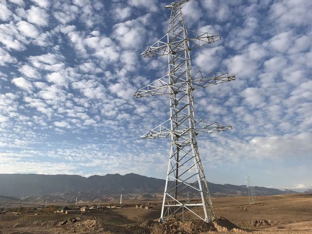 塔吉克斯坦丹哥拉自貿區(qū)首座220KV輸電線路一回路鐵塔架設完成
