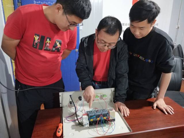 陜煤建設洗選煤運營公司檸條塔運營項目部：廢舊電箱巧變“練兵場” 導師帶徒實操出奇招