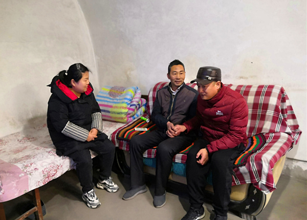 陜煤建設(shè)礦建三公司領(lǐng)導(dǎo)春節(jié)前走訪慰問困難職工