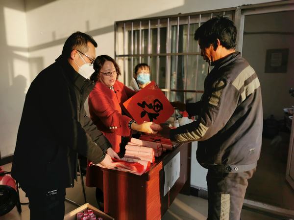 陜煤建設洗選煤運營公司澄合山陽運營項目部：迎新年 贈春聯 送祝福 暖人心
