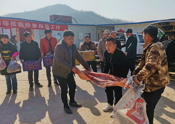 陜煤建設礦建三公司大年初一送“?！钡焦さ?！