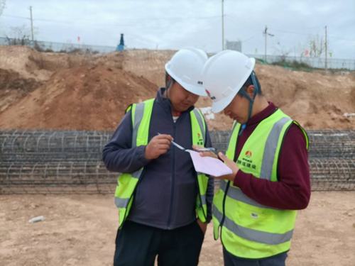 五一節(jié)日?qǐng)?jiān)守一線的銅煤青年