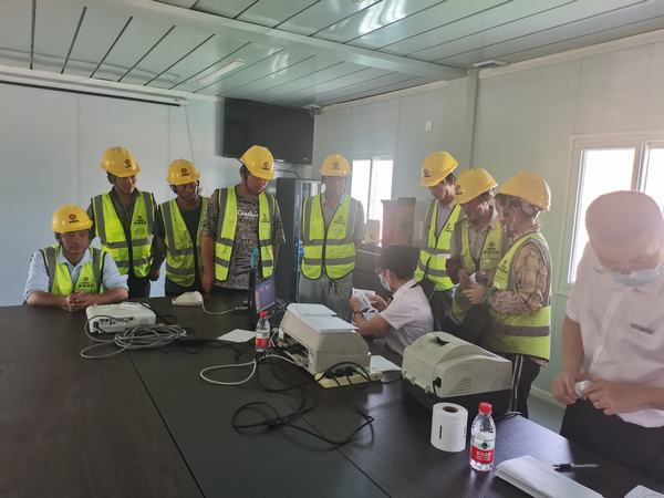 建設集團直屬第七項目部暖心行動解決農民工煩“薪”事