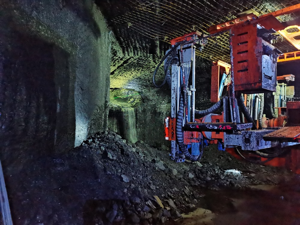 陜煤建設礦建二公司郭家灘項目部主斜井與回風立井精準貫通