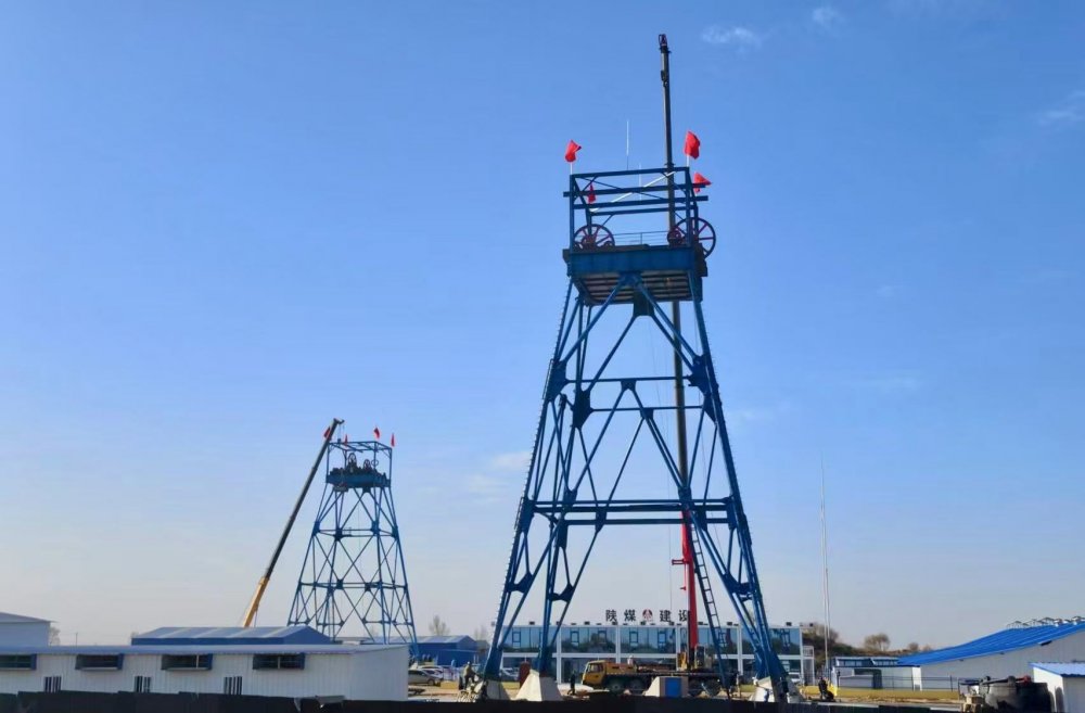 速看！陜煤建設(shè)礦建三公司又一組鑿井井架順利起吊安裝