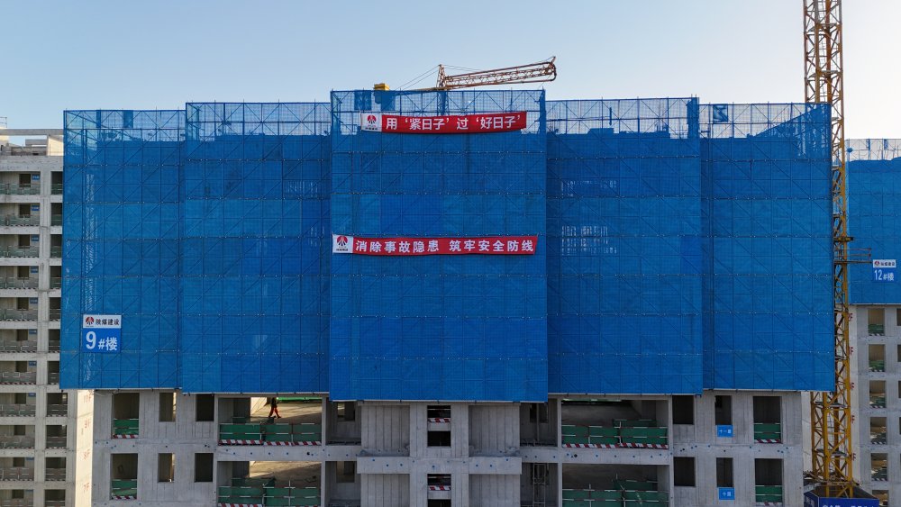 陜煤建設(shè)天工公司：“鋼鐵巨龍”護(hù)外，“靈活氣囊”固內(nèi)