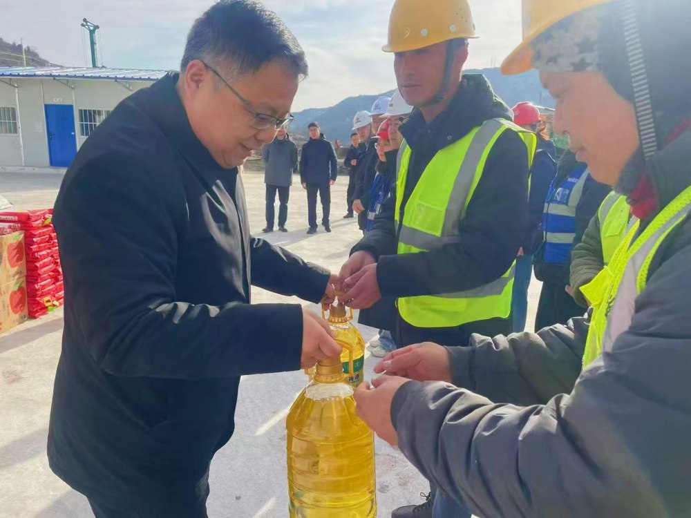 韓城市委副書記張景鋒赴陜煤建設韓城分公司承建的韓城北站物流集運中心工程項目施工現場慰問一線職工