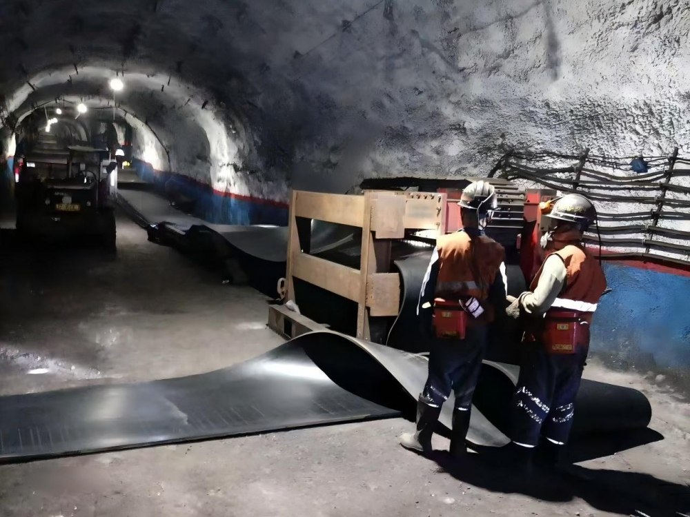 陜煤建設機電安裝公司建莊項目部順利完成四盤區(qū)膠帶機延伸檢修任務?