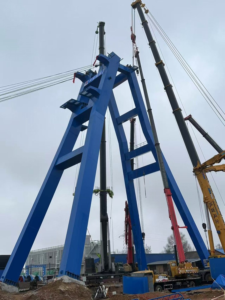 陜煤建設礦建二公司承建的小莊煤礦義門進風立井永久井架順利起立就位