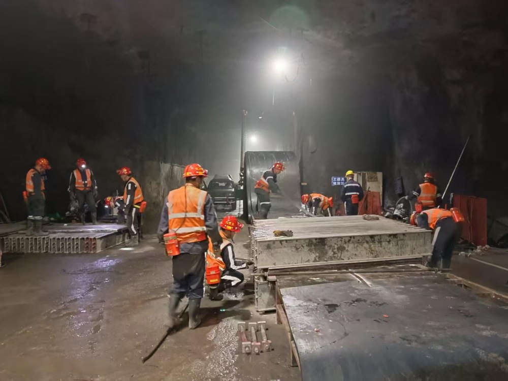 陜煤建設機電安裝公司神府項目部48小時高效完成膠帶機延伸攻堅任務